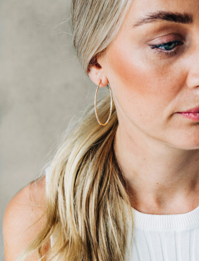 Örhänge Celine crystal hoop guld, från By Jolima - Bild 2